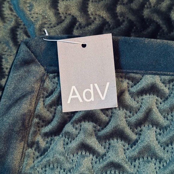 Accents de Ville Throw Quilted Velvet Green Blanket - Picture 5 of 5